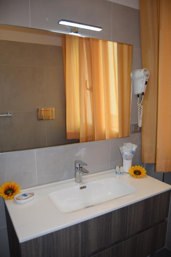Orchidea Marina Aparthotel ตีร์เรเนีย ภายนอก รูปภาพ