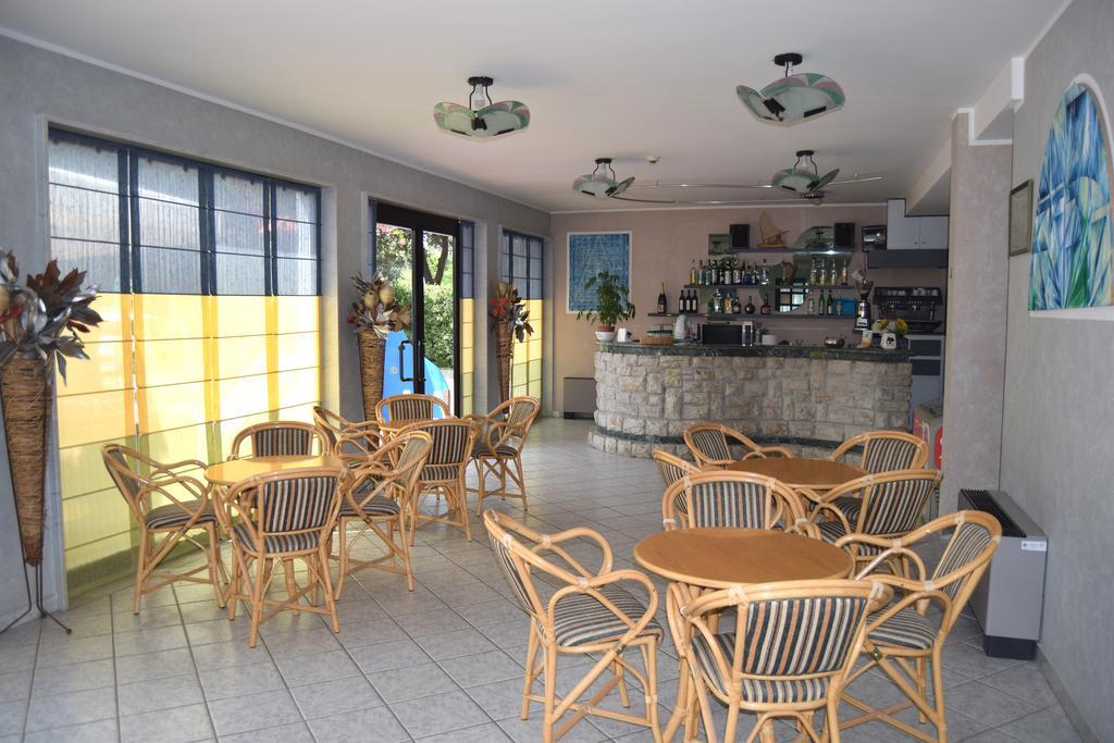 Orchidea Marina Aparthotel ตีร์เรเนีย ภายนอก รูปภาพ